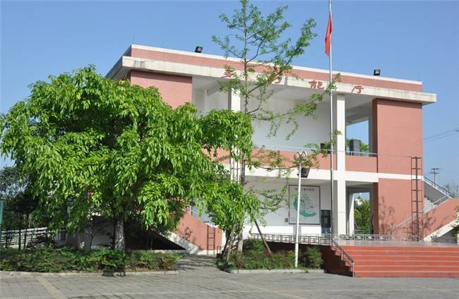 四川省邛崃市职业高级中学图片